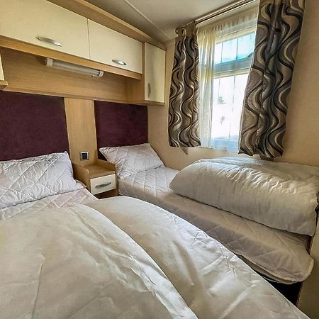 Lovely Caravan With Spacious Decking At North Denes In Suffolk, Ref 40134Nd Lowestoft Exterior photo