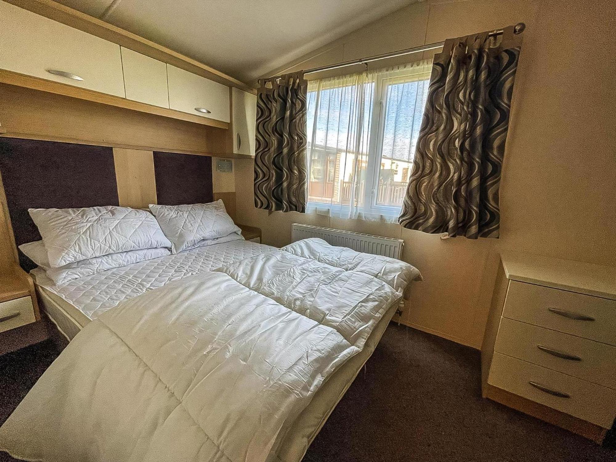 Lovely Caravan With Spacious Decking At North Denes In Suffolk, Ref 40134Nd Lowestoft Exterior photo