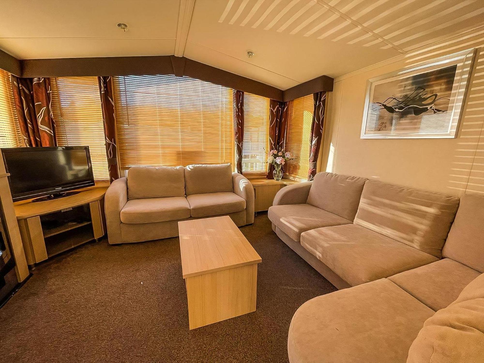 Lovely Caravan With Spacious Decking At North Denes In Suffolk, Ref 40134Nd Lowestoft Exterior photo