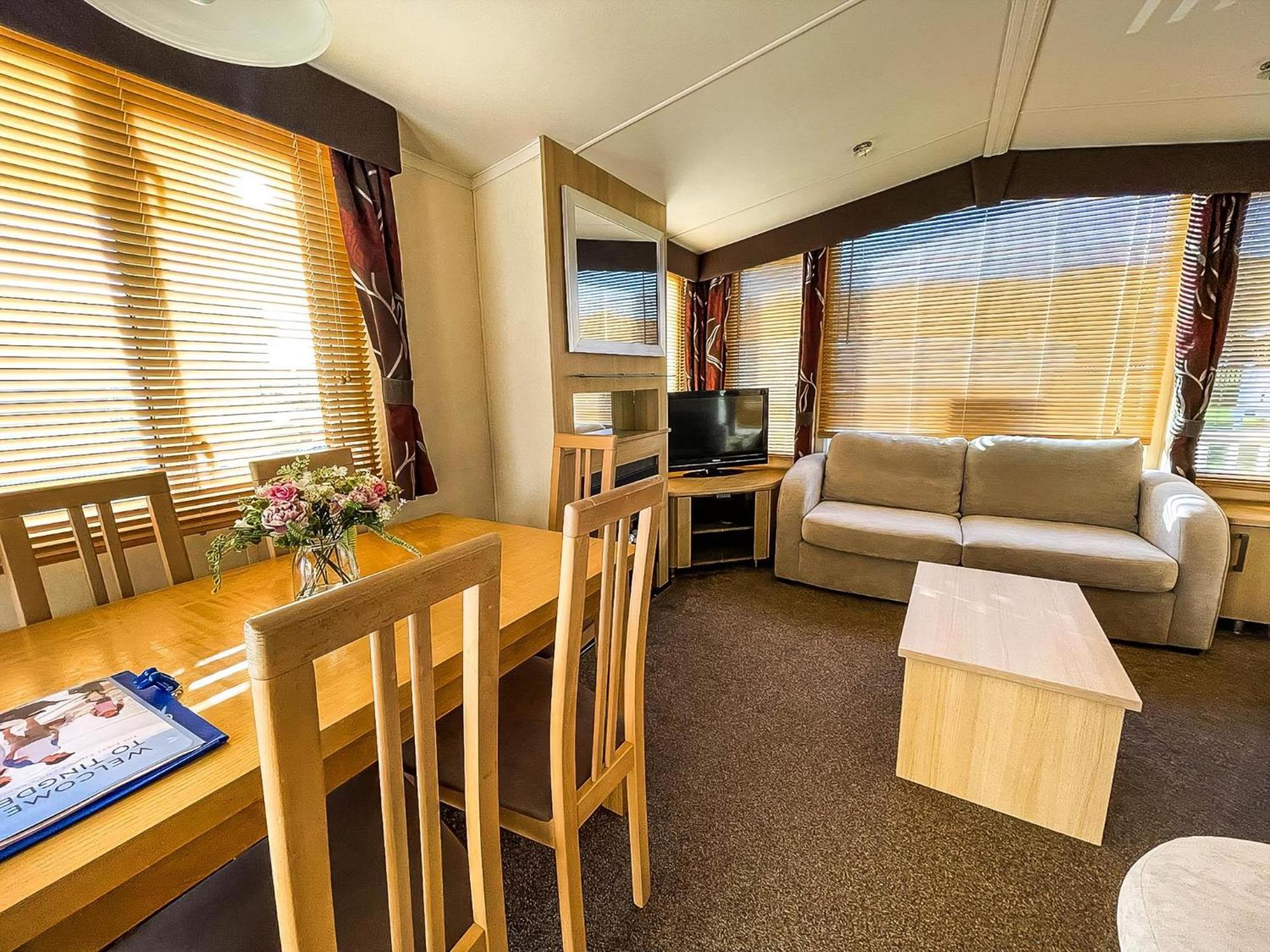 Lovely Caravan With Spacious Decking At North Denes In Suffolk, Ref 40134Nd Lowestoft Exterior photo